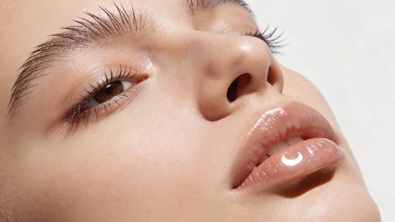 Physical Portfolio vs Digital: Why Makeup Professionals Are Moving Online